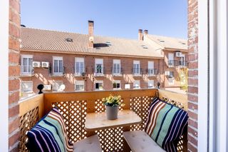 Appartement à Ajalvir. Genuina vivienda duplex, ubicada en urbanización privada con pis