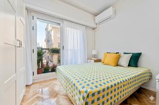 Lloguer Estudi a Trafalgar. Estudio con luz natural y ventilación cruzada, ubicado en una se