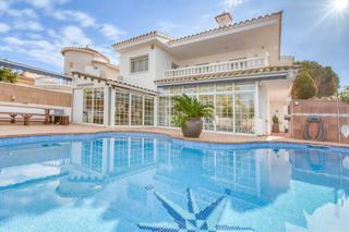 House  Carrer requesens. Villa en requesens con piscina y jardín en venta