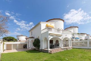 House  Carrer pení. Casa unifamiliar esquinera con 5 dormitorios, garaje y jardín.