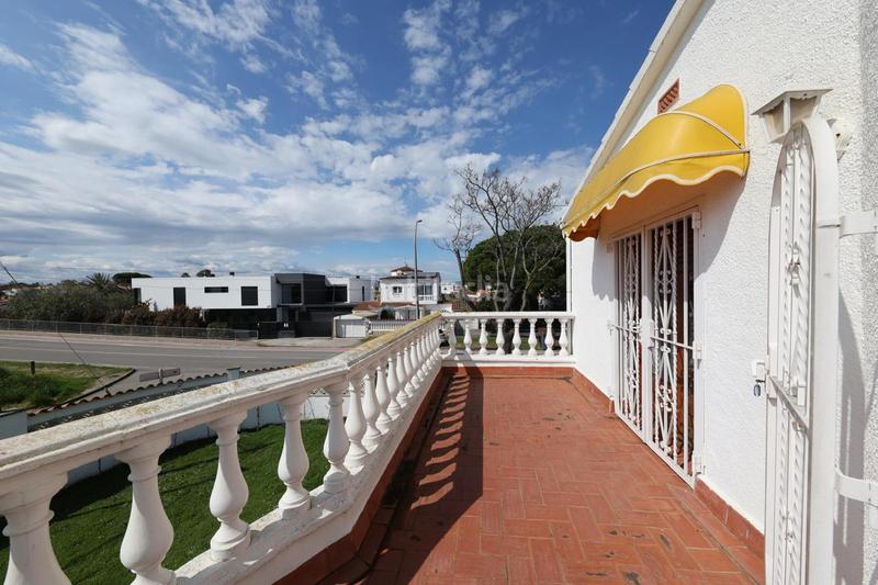 Foto f6b5596f-e377-489e-8af4-405bd2d8c169. Casa a Peni Empuriabrava