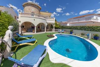 House  Carrer de sant morí. Casa unifamiliar bien cuidada con 4 dormitorios, jardín, piscina