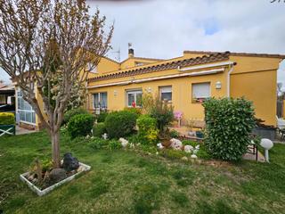 Casa  Carrer antonio machado. Casa bien cuidada con jardín en una zona residencial tranquila.