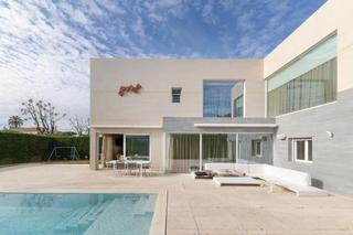 Casa  Carrer requesens. Empuriabrava, casa con 5 dormitorios, jardin, piscina de 6x12m,