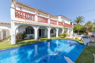 Casa  Carrer montgrí. Casa unifamiliar con 5 dormitorios, piscina, garaje y jardín