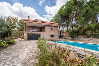 Chalet in Casa Amarilla. Exclusivo chalet independiente en galapagar con piscina, bodega