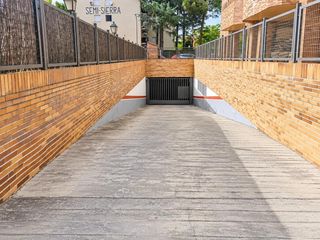 Parking voiture à Los Negrales. Oportunidad única plaza de garaje grande, con punto de carga elé