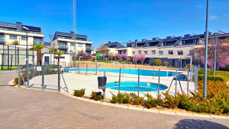 Foto 0199c399-d045-40d2-82c9-7fff6bd6d41a. Casa aparellada amb calefacció aparcament piscina a Boadilla del Monte