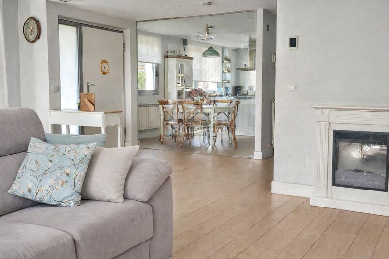 Foto 29d05082-ea86-4b09-98ce-f49d97f76758. Casa aparellada amb calefacció aparcament piscina a Boadilla del Monte