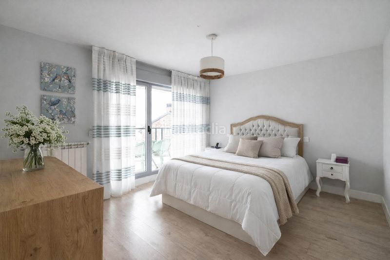 Foto 3c5fc3c1-7085-423e-bcd9-97a072aec4e0. Casa aparellada amb calefacció aparcament piscina a Boadilla del Monte