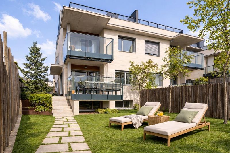 Foto 67c425b2-6fe2-4493-9a4c-8bdebced39f1. Casa aparellada amb calefacció aparcament piscina a Boadilla del Monte