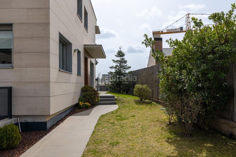 Foto 8a8d7588-3edc-41fe-90ba-3fcbdfbde880. Casa aparellada amb calefacció aparcament piscina a Boadilla del Monte