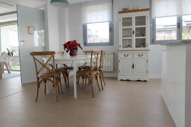 Foto f7e67a34-547e-4ec5-bd5f-932d12cd8843. Casa aparellada amb calefacció aparcament piscina a Boadilla del Monte