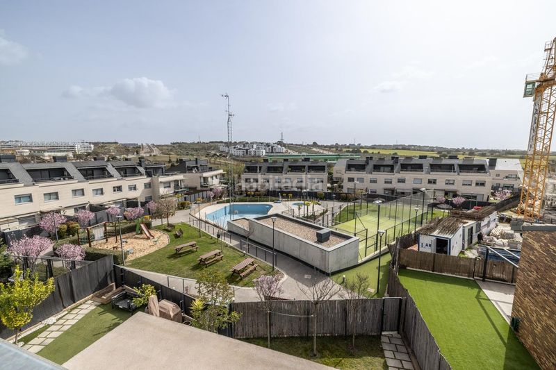 Foto fa90690f-310f-483c-8afd-98389d584d07. Casa aparellada amb calefacció aparcament piscina a Boadilla del Monte