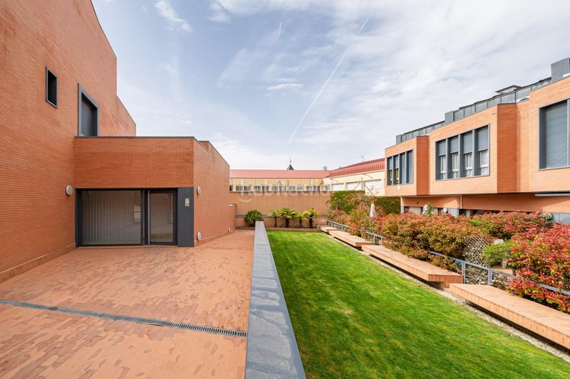 Foto 0bf54548-5439-49f5-8edb-fa78c2e80118. Casa adosada chalet adosado exclusivo con ascensor privado y terrazas llenas de luz en la Colonia, en Torrelodones