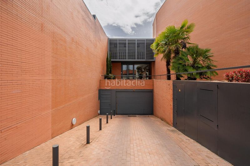 Foto c19046c4-eaf4-4f04-8597-9d6abaa94a46. Casa adosada chalet adosado exclusivo con ascensor privado y terrazas llenas de luz en la Colonia, en Torrelodones