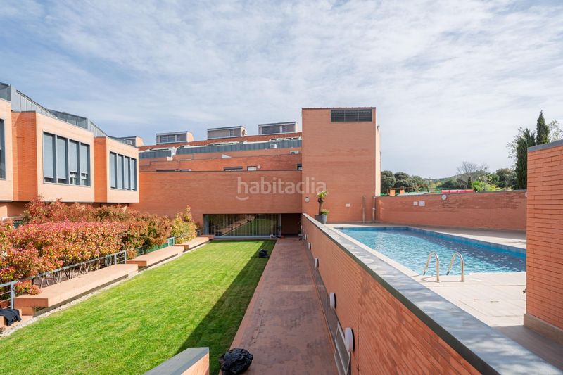 Foto d8c4aa07-f0f2-4fe4-842b-18f138f9c0bd. Casa adosada chalet adosado exclusivo con ascensor privado y terrazas llenas de luz en la Colonia, en Torrelodones