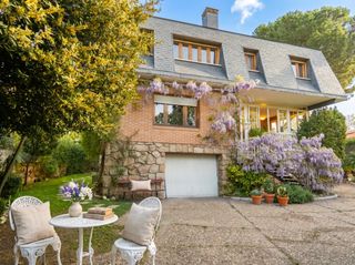 Xalet en Colonia. Exclusivo chalet independiente en el centro de torrelodones colo