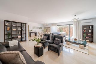 Semi detached house in Colonia. Espectacular chalet adosado muy luminoso y con ascensor privado