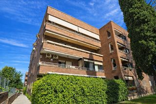 Pis  Suiza. Piso luminoso con terraza en urbanización con piscina en avenida