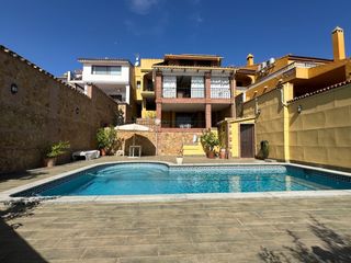 Semi detached house in Las Jaras. Chalet de revista al lado del lago de la encantada un tributo a