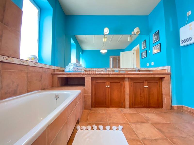 Foto bc180421-988a-45c6-9070-e370ab450400. Chalet with fireplace heating parking pool in Urbanización Santa Rosa Torrox