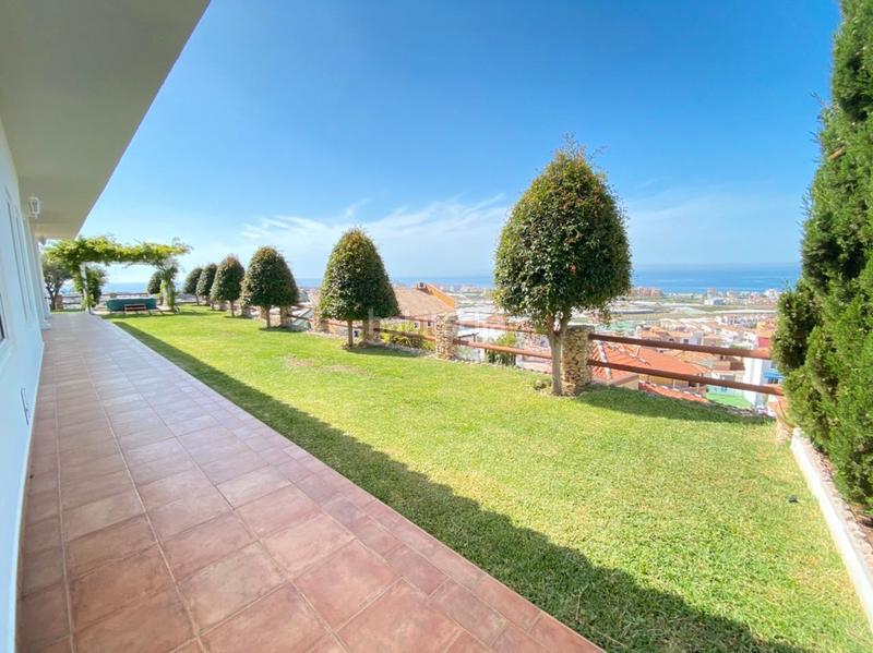 Foto eb6706cc-a351-4a95-9568-cf6a09a3234e. Chalet with fireplace heating parking pool in Urbanización Santa Rosa Torrox