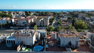 Àtic a Can Bou. Exclusivo ático con solárium privado y vistas al mar en castelld