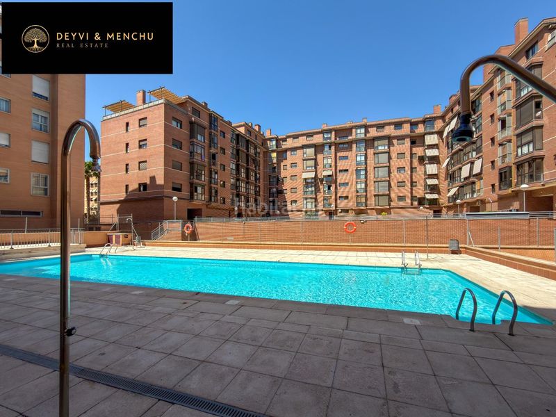 Foto f313ef61-06f4-4450-b75b-d73987a1e39b. Pis amb calefacció aparcament piscina a Sanchinarro Madrid