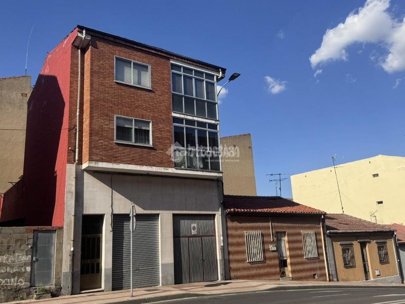 Foto dd93033d-a16b-41d5-aed8-108da4d40e30. Edifici a La Asunción - La Inmaculada León