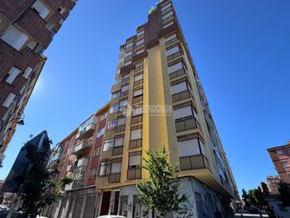 Flat  C. la bañeza. Piso en venta en león