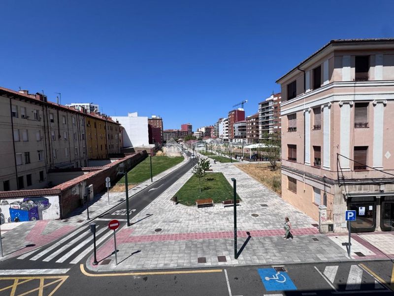 Foto a6f41ebb-40ec-4087-b843-08d37276bcf7. Lloguer pis amb calefacció a Casco Antiguo León