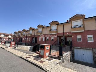 Casa aparellada  Ctra. boñar-vc. Casa en venta en villaturiel