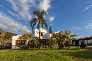 Casa en Araya. Amplia propiedad con vivienda, zonas exteriores y proyecto aprob