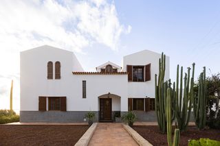 Haus in Araya. Amplia propiedad con vivienda, zonas exteriores y proyecto aprob