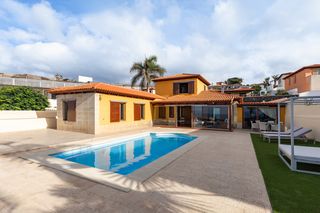 Casa  Pasaje isla de la graciosa. Casa con piscina y apartamento de invitados en la costa de tacor