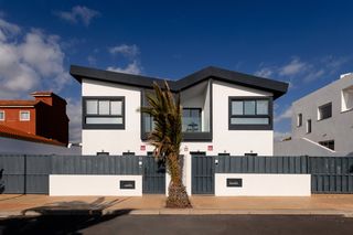 Casa aparellada a Arico. Vivienda pareada junto al mar en arico