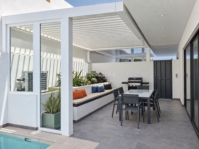 Foto a4ad6aaa-f85e-4bd9-8596-5a16f5260d70. Casa aparellada amb aparcament piscina a Arico
