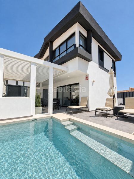Foto c5a020d0-54b9-45b0-9114-f3273f422e9a. Casa aparellada amb aparcament piscina a Arico