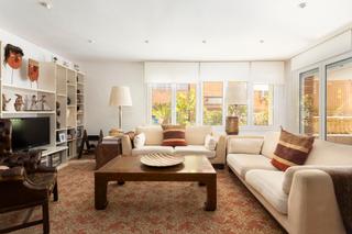 Appartement  Carrer de calatrava. Elegancia, luz y confort en pleno corazón de tres torres