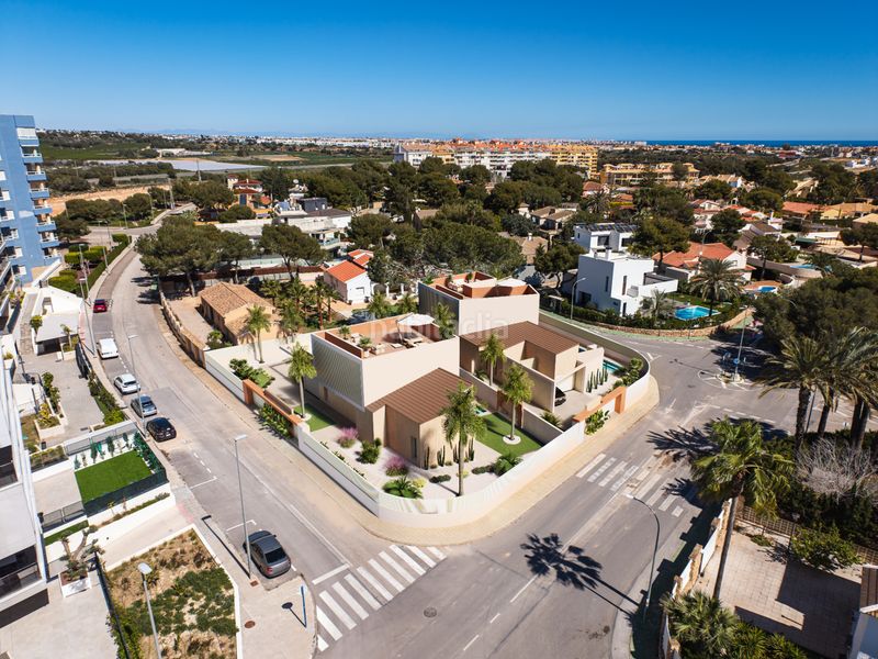 Foto a7888126-17e0-48d6-a008-29a42373a575. Chalet 247m<sup>2</sup> en calle de rafael alberti 2 en Campoamor Orihuela