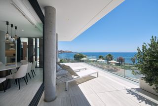Apartamento en Urbanizacion playa de guadalobon 1. Apartamentos de lujo en primera línea de playa — vivir frente al