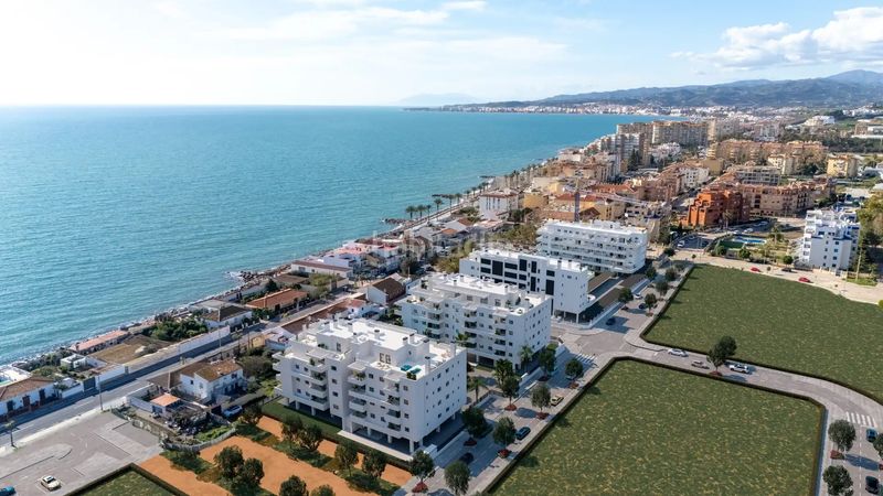 Foto 81ef5462-e0ca-4cbb-85f4-36dcfeb42cda. Promoción Apartamentos de Lujo en Primera Línea de Playa en Vélez-Málaga en Mezquitilla. Edificio viviendas de obra nueva