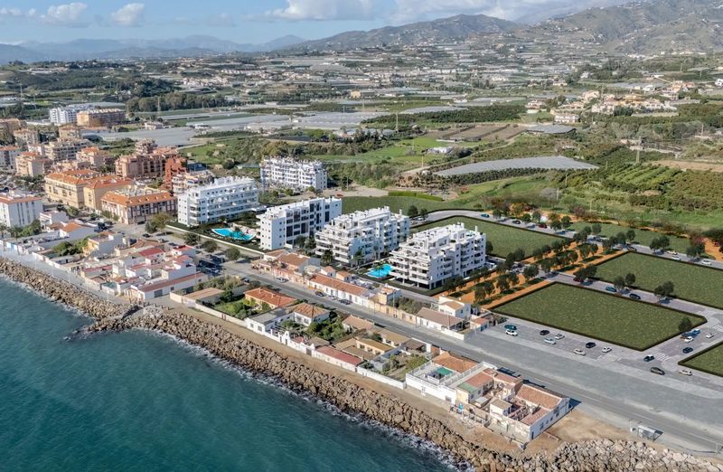 Foto 85958e83-340e-4871-b7dc-748c5b0ce11e. Promoción Apartamentos de Lujo en Primera Línea de Playa en Vélez-Málaga en Mezquitilla. Edificio viviendas de obra nueva