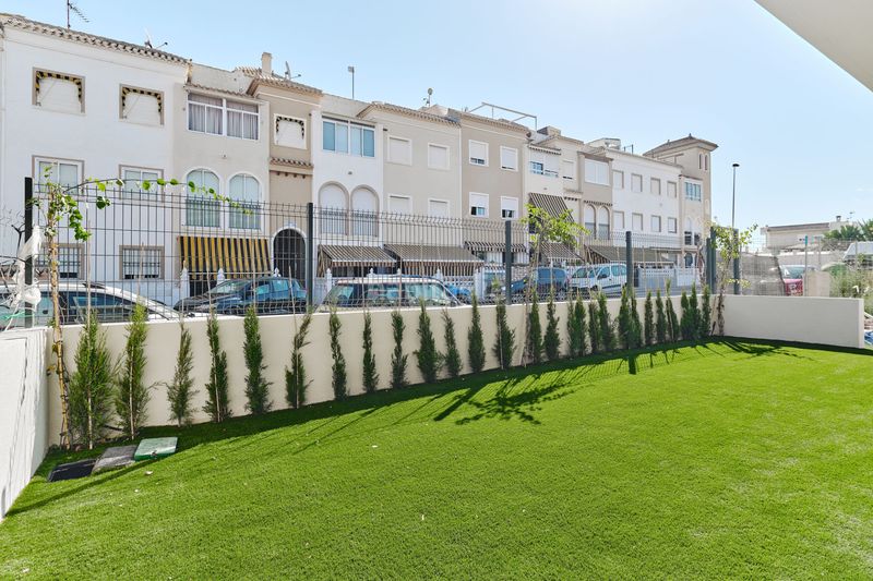 Foto 50c44d52-3f6e-4b40-9b7e-f56dd05add33. Angebot Bungalow Moderno a 350 m del Mar en Torrevieja in Torrevieja. Wohnungen von Neubauten