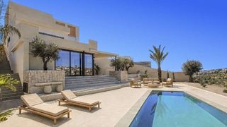 Villa Exclusiva con Piscina Privada en La Marina — Diseño Moderno y Entorno Mediterráneo