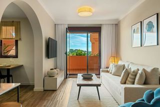 Apartament a Urbanizacion el paraiso 276. Residencial con vistas al mar en benahavís — tranquilidad, natur
