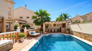Chalet  Carrer enric valor i vives. Chalet independiente con piscina y gran parcela en l'eliana: con