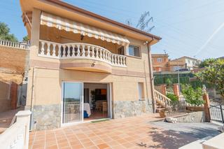 Chalet  Carrer de les orioles. 6 habitaciones y 3 baños dos viviendas accesos independientes