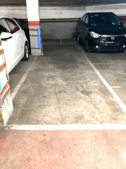 Autoparkplatz in Avinguda del bosc 21. Plaza de aparcamiento grande para coche y moto